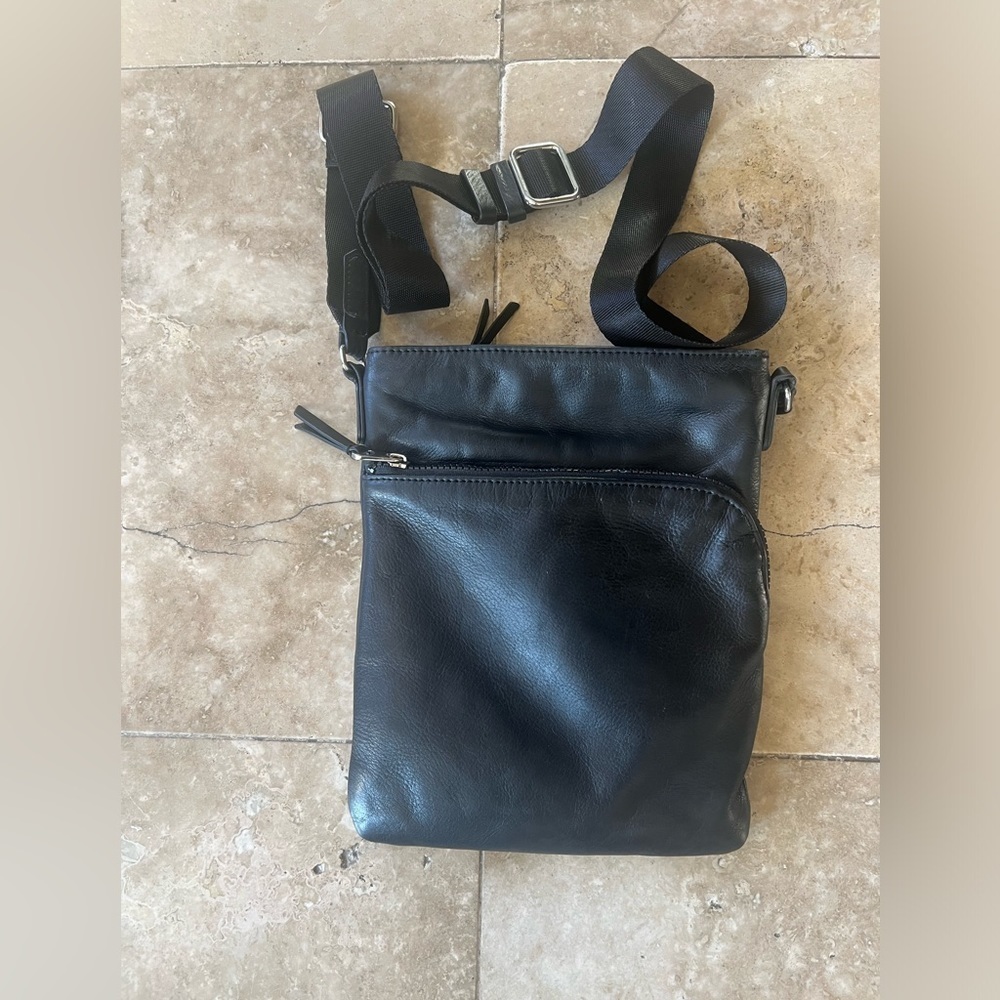 Margo black leather Crossbody very good condition no scratches or tears - Picture 4 of 8
